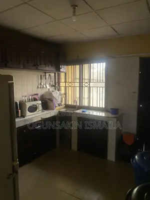 3bdrm Block of Flats in Adekoya Estate for rent