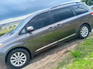 Toyota Sienna XLE 7-Passenger 4dr Minivan AWD (3.5L 6cyl 6A) 2014 Gray