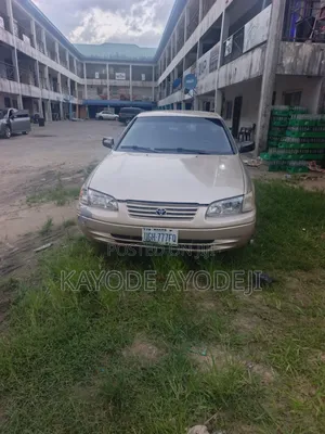Toyota Camry 2000 Gold