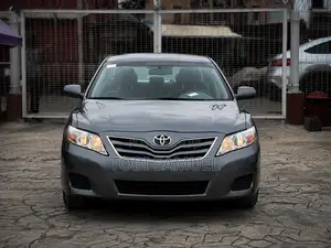 Toyota Camry LE 4dr Sedan (2.5L 4cyl 6A) 2011 Gray