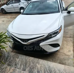 Toyota Camry SE FWD (2.5L 4cyl 8AM) 2018 White