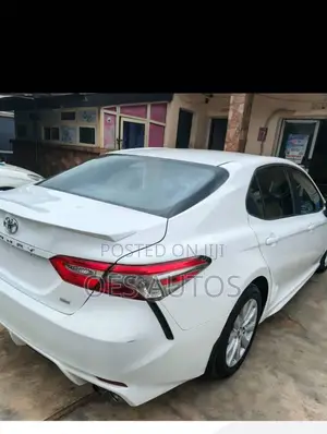 Toyota Camry SE FWD (2.5L 4cyl 8AM) 2018 White