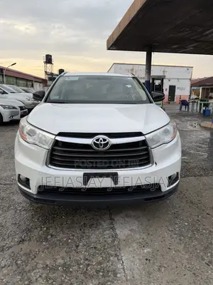 Toyota Highlander XLE 4dr SUV AWD (3.5L 6cyl 6A) 2015 White