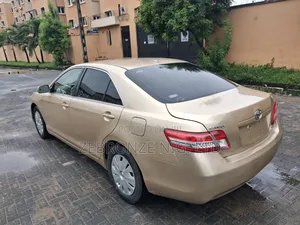 Toyota Camry LE 4dr Sedan (2.5L 4cyl 6AM) 2010 Gold