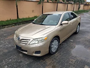 Toyota Camry LE 4dr Sedan (2.5L 4cyl 6AM) 2010 Gold
