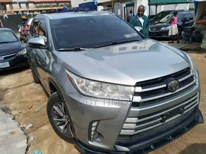 Toyota Highlander XLE 4x4 V6 (3.5L 6cyl 8A) 2018 Silver