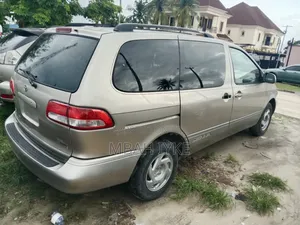 Toyota Sienna LE 2002 Gold