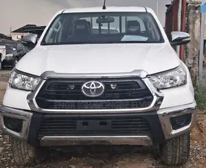 Toyota Hilux 2023 White