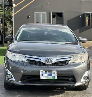 Toyota Camry XLE 4dr Sedan (2.5L 4cyl 6A) 2013 Beige