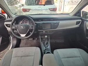 Toyota Corolla LE 4dr Sedan (1.8L 4cyl CVT) 2016 White