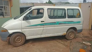 Toyota HiAce 2004 White