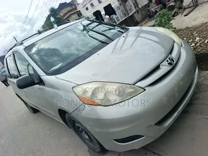 Toyota Sienna LE 2008 Gold