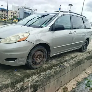 Toyota Sienna LE 2008 Gold