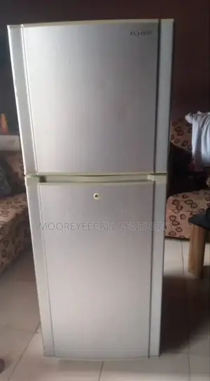 Clean Samsung Fridge With Top Freezer