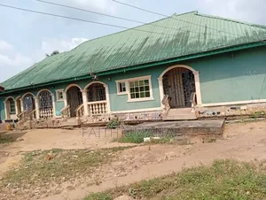 8bdrm Block of Flats in Abak Road, Uyo for sale