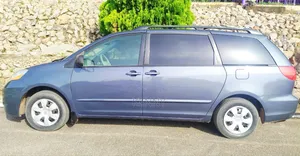 Toyota Sienna LE 2009 Blue