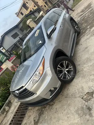 Toyota Highlander XLE 4x4 V6 (3.5L 6cyl 8A) 2017 Silver