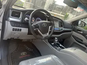 Toyota Highlander XLE 4x4 V6 (3.5L 6cyl 8A) 2017 Silver