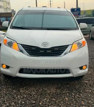 Toyota Sienna XLE 8 Passenger 2012 White