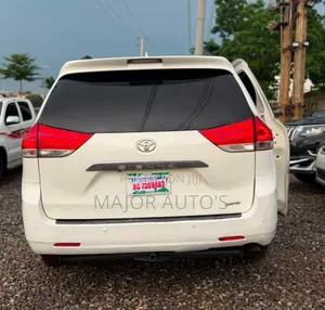 Toyota Sienna XLE 8 Passenger 2012 White