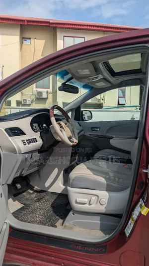 Toyota Sienna 2014 Burgundy