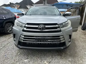 Toyota Highlander XLE 4x4 V6 (3.5L 6cyl 8A) 2018 Silver