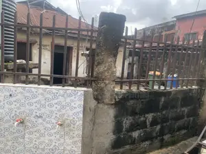 10bdrm Bungalow in Ojuelegba for sale