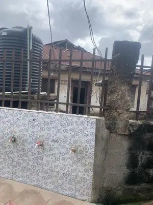 10bdrm Bungalow in Ojuelegba for sale