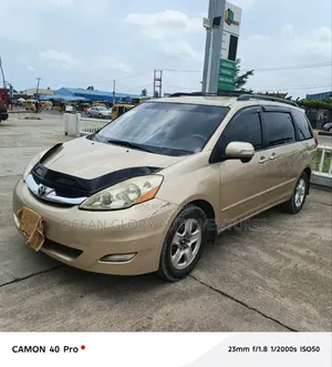 Toyota Sienna 2009 Gold