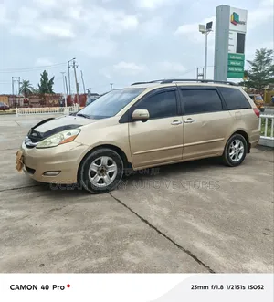 Toyota Sienna 2009 Gold