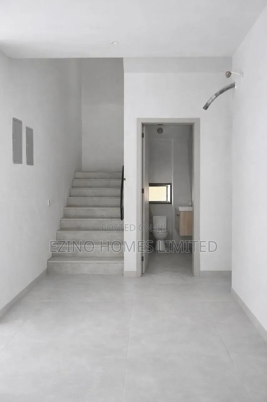 4bdrm Duplex In Rock Mould, Macpherson For Sale