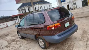 Toyota Sienna XLE & 1 hatch 2000 Burgundy