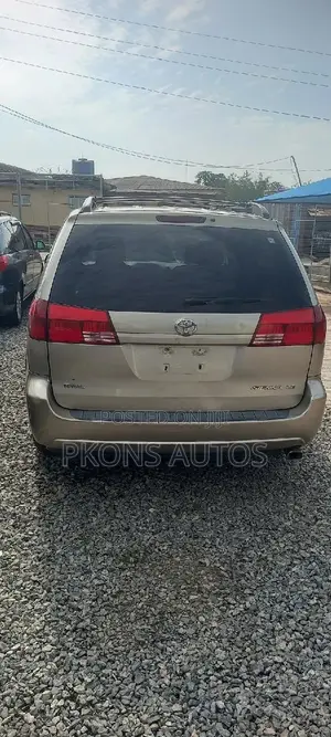 Toyota Sienna 2005 Gold