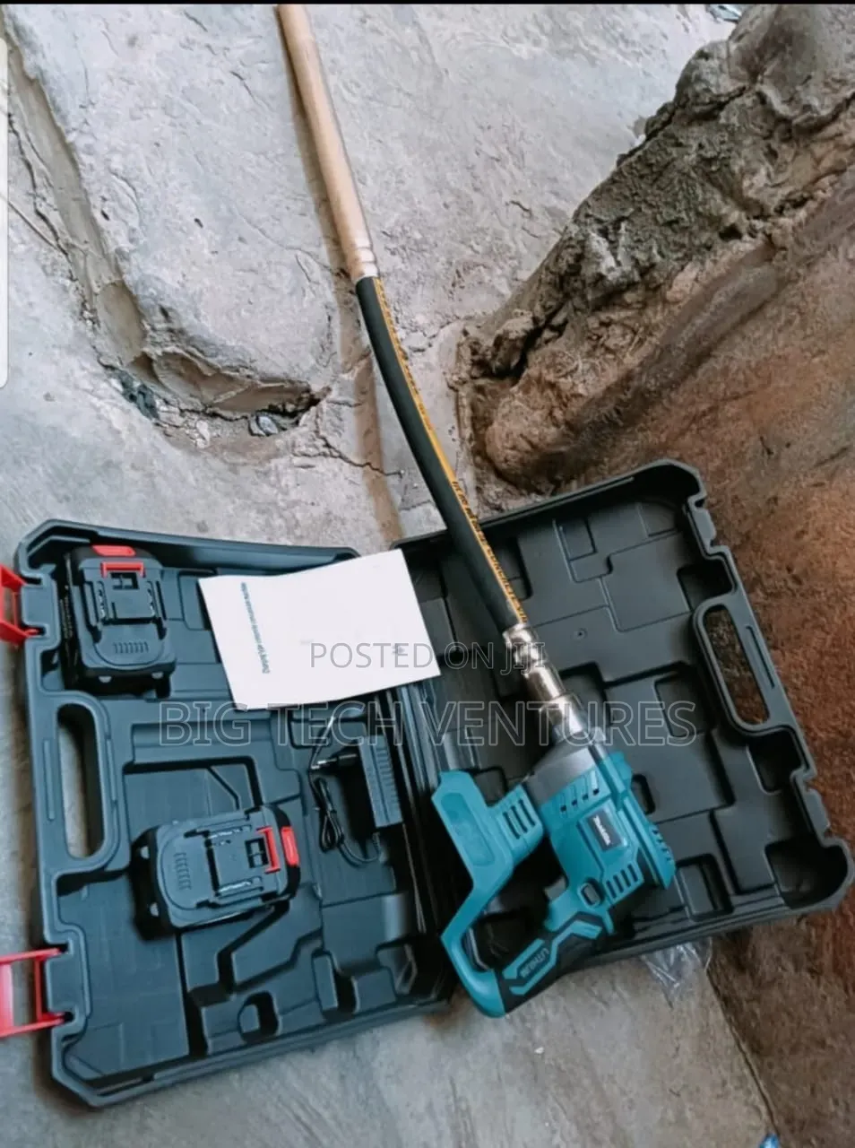 Handheld Concrete Vibrator Set Appears Compatible With Makita 18v