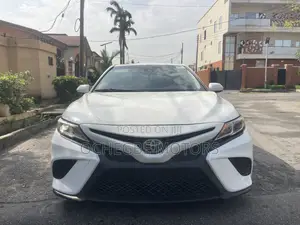 Toyota Camry SE (2.5L 4cyl 8A) 2019 White