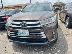 Toyota Highlander XLE 4x4 V6 (3.5L 6cyl 8A) 2017 Brown
