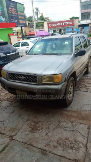 Nissan Pathfinder Automatic 2000 Gray