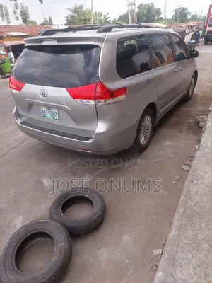 Toyota Sienna XLE AWD 7-Passenger 2013 Silver