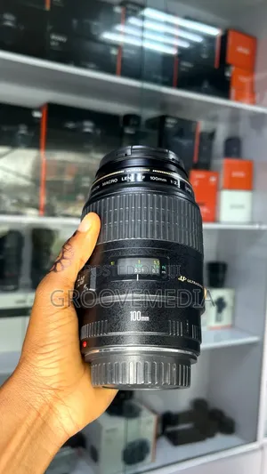 Canon 100mm Macro Lens F2.8