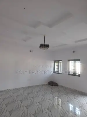 3bdrm Apartment in Oluyole Estate for rent