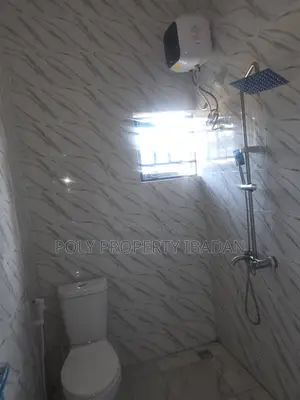 3bdrm Apartment in Oluyole Estate for rent