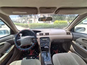 Toyota Camry LE 4dr Sedan (2.4L 4cyl 5M) 2002 Gold