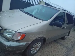 Toyota Sienna LE & 1 hatch 2000 Gold
