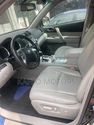 Toyota Highlander SE 2012 Blue