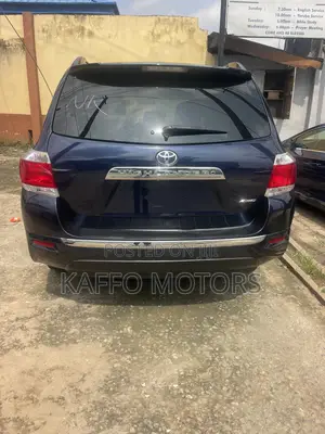 Toyota Highlander SE 2012 Blue