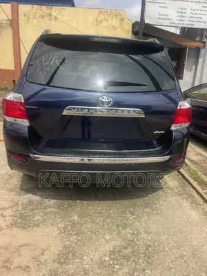 Toyota Highlander SE 2012 Blue