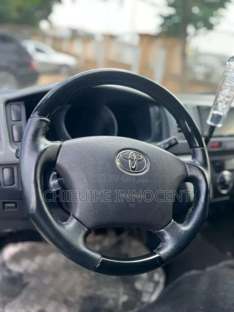 Toyota HiAce 2013 White