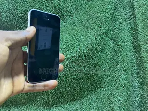 Apple iPhone SE 16 GB Black