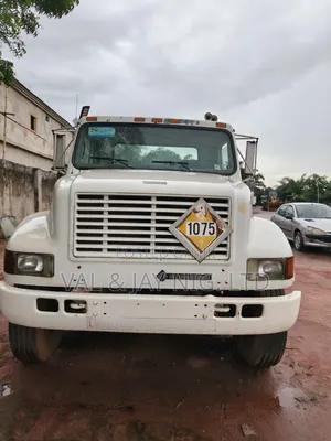 International 4900 Cap Chassis Truck 2002 White