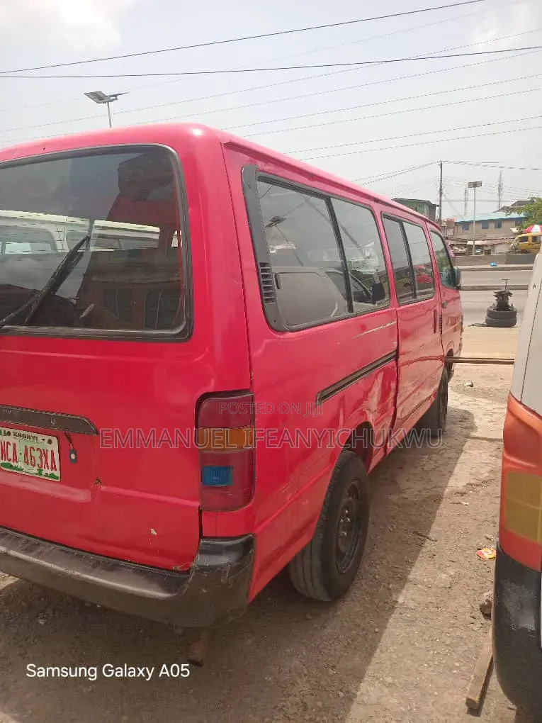 Toyota HiAce 2002 Red